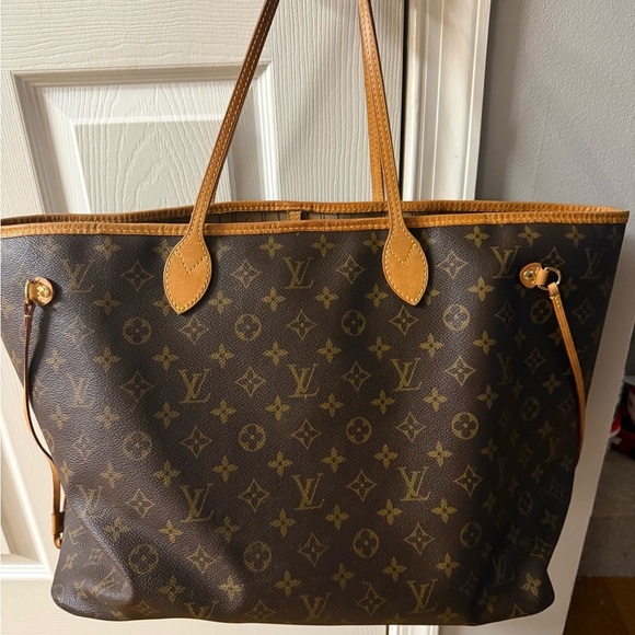 Louis Vuitton Handbags - Louis Vuitton Classic Brown neverfull Monogram Tote excellent condition